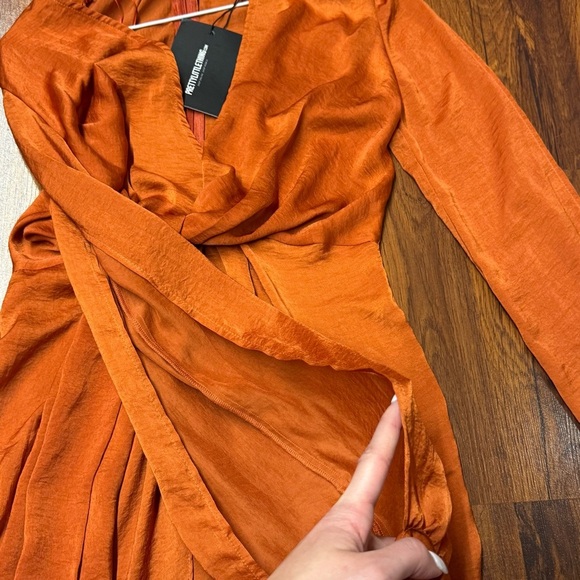 PrettyLittleThing Rust Long Sleeve Dress - Picture 4 of 11